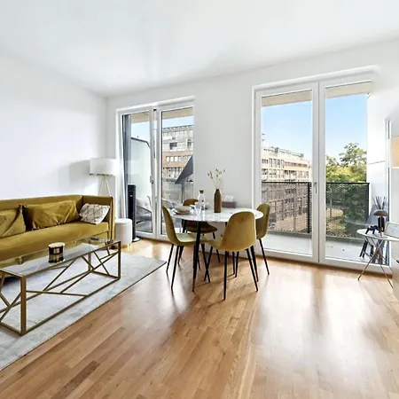 Helles Design-apartment Mit Balkon Im Zentrum Apartment *