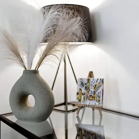 Helles Design-apartment Mit Balkon Im Zentrum
